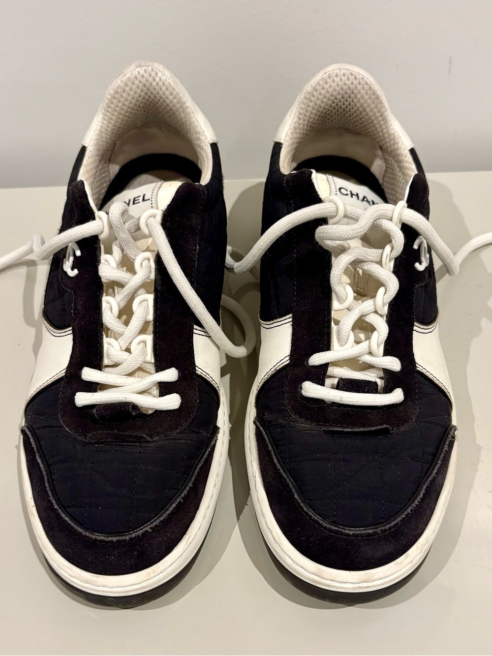 CHANEL Black and White Quilted Low-Top Sneakers - Picture 3 of 12